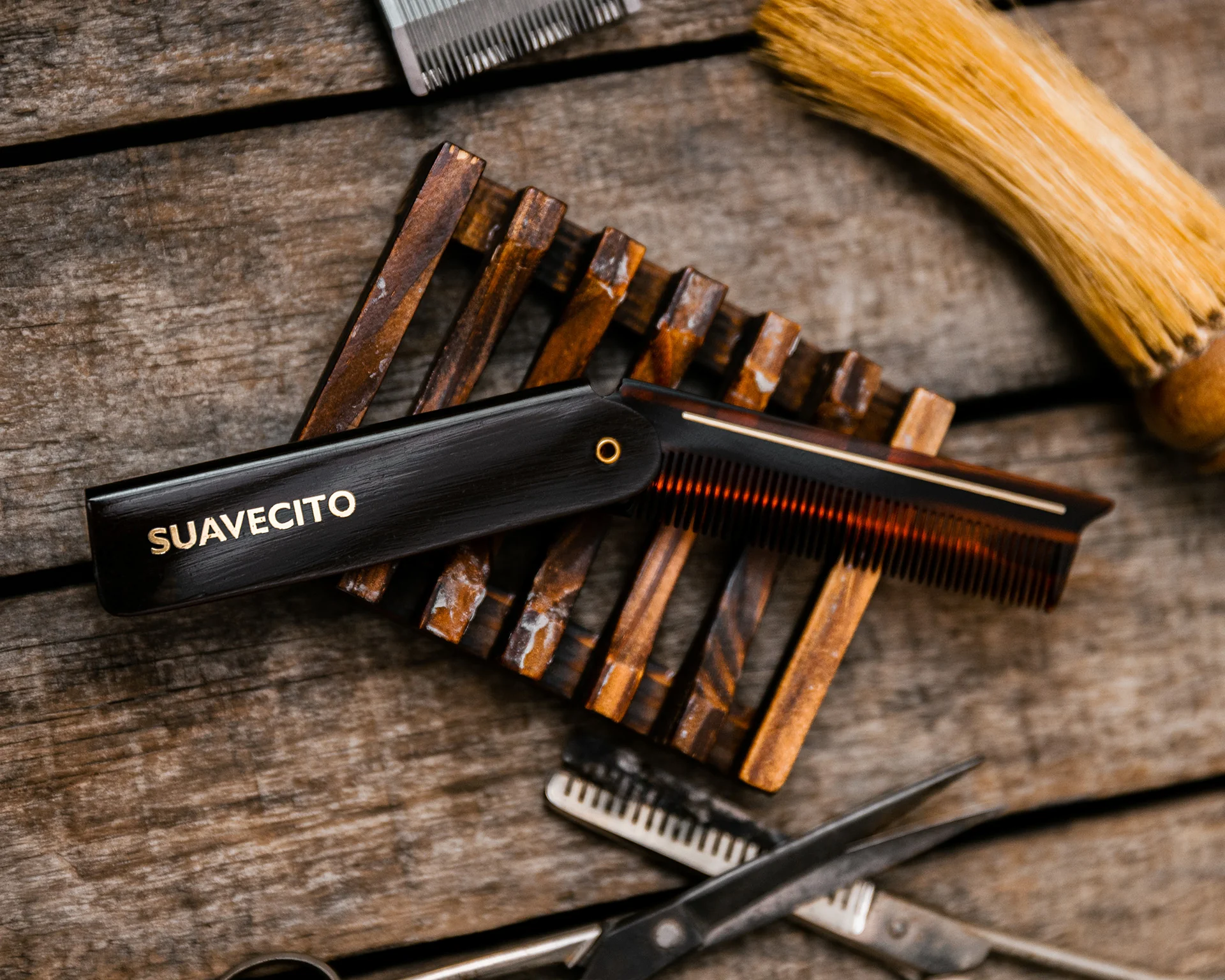 Deluxe Amber Folding Comb - Image 4