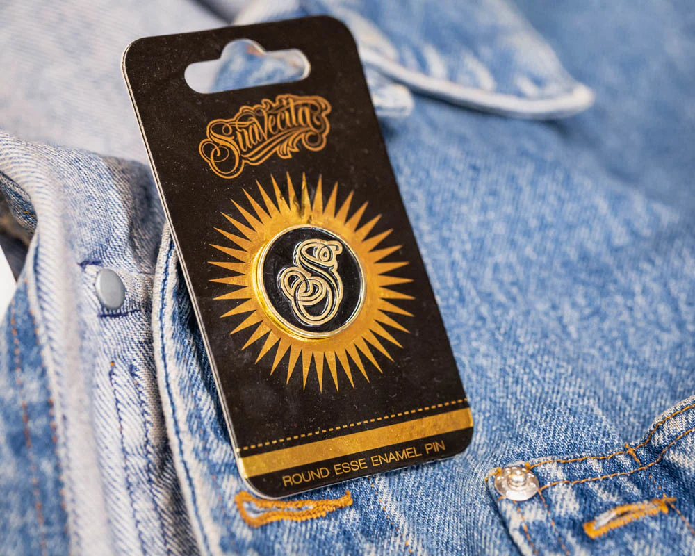 Round Suavecita Esse Enamel Pin - Gold - Image 3