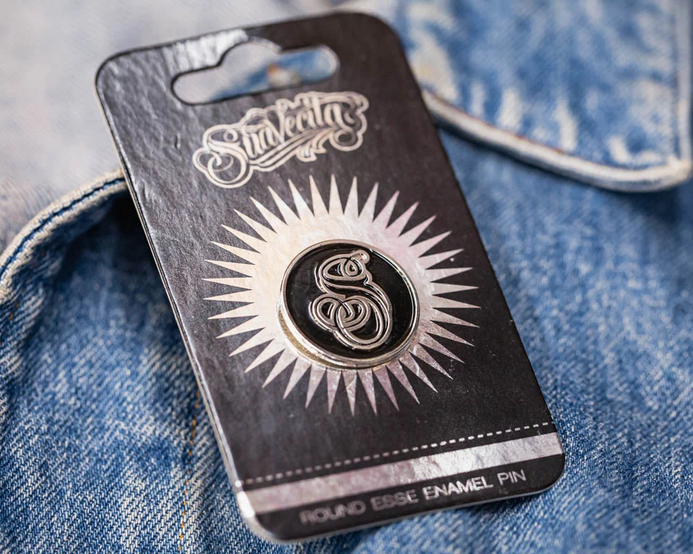 Round Suavecita Esse Enamel Pin - Silver - Image 3